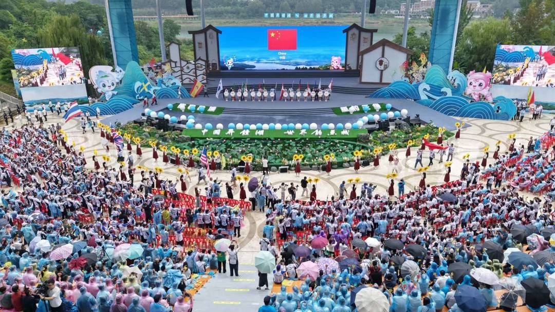 湖光山色, 利举行, 日下午